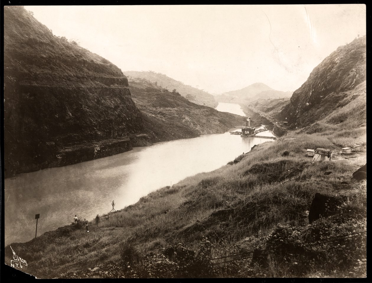 A Panama-csatorna frissen ásott szakaszának látképe építés közben, 1912 vagy 1913 (ezüstzselatinos nyomat) alkotó: Byron Company