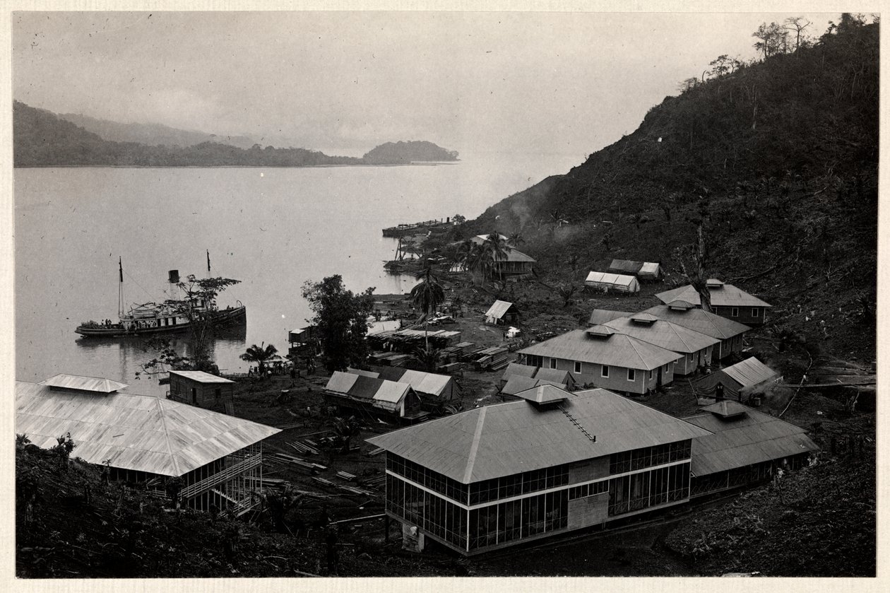 Egy épületcsoport látványa egy nagy víztömeg mellett a Panama-csatorna építése során, 1912 vagy 1913 (ezüstzselatinos nyomat) alkotó: Byron Company