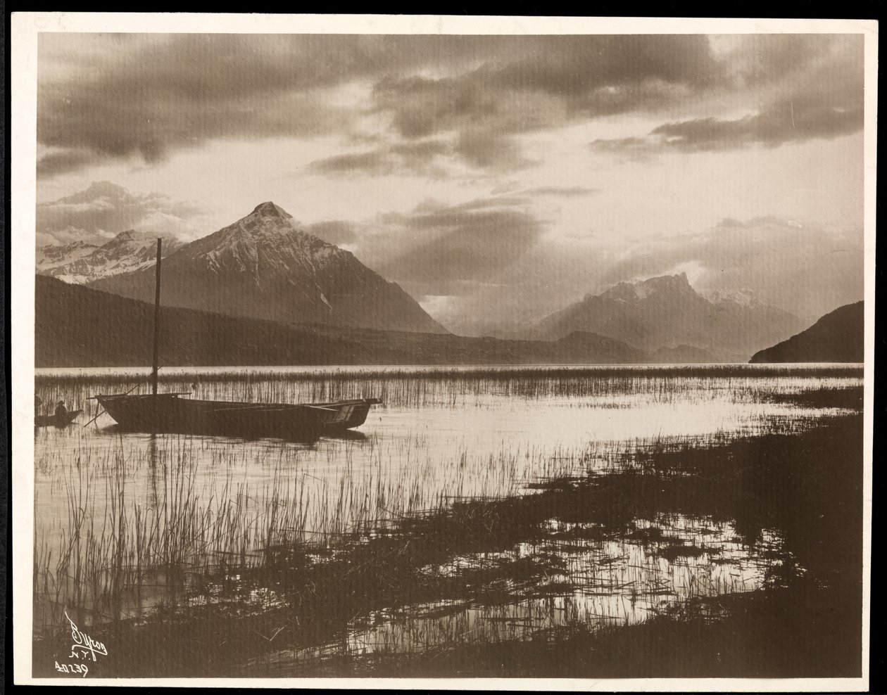 Kilátás egy tóra és egy hajóra a Panama-csatorna építése közben, 1912 vagy 1913 (ezüst zselatin nyomat) alkotó: Byron Company
