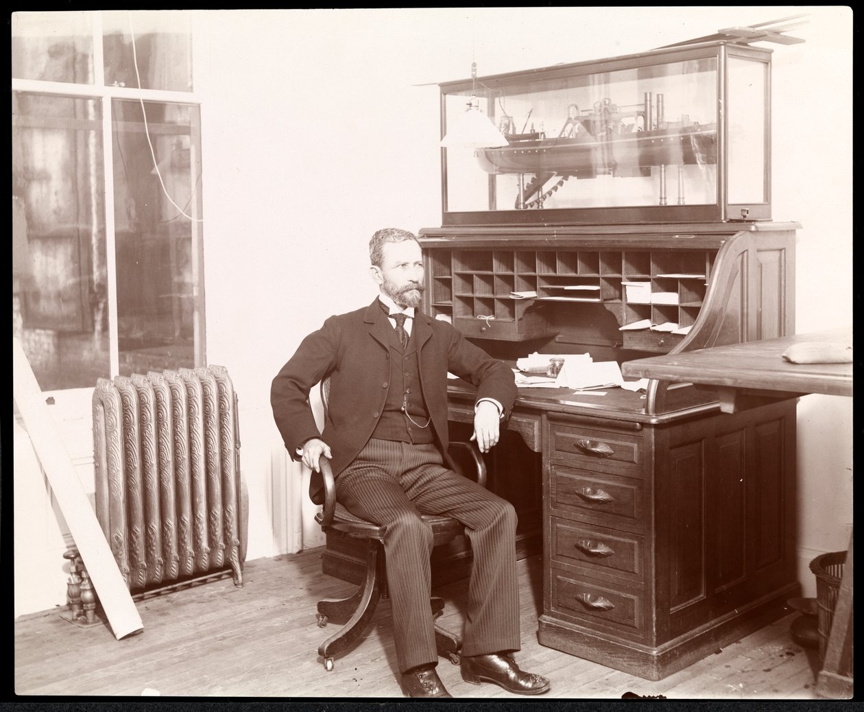 Egy íróasztalnál ülő férfi képe, feltehetően a Nicaraguai Csatornabizottság tagja, Nicaragua, 1902 (ezüst zselatin nyomat) alkotó: Byron Company