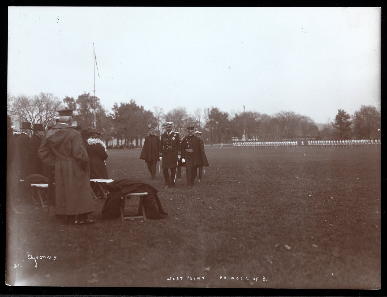 A West Point-i katonai szemle képe Lajos battenbergi herceg látogatása alkalmával, 1905 (ezüst zselatin nyomat) alkotó: Byron Company