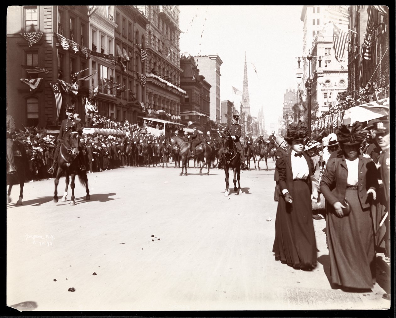 Egy lovas katonai csoport képe a Dewey Parade-on a Fifth Avenue-n, New York, 1899 (ezüst zselatin nyomat) alkotó: Byron Company