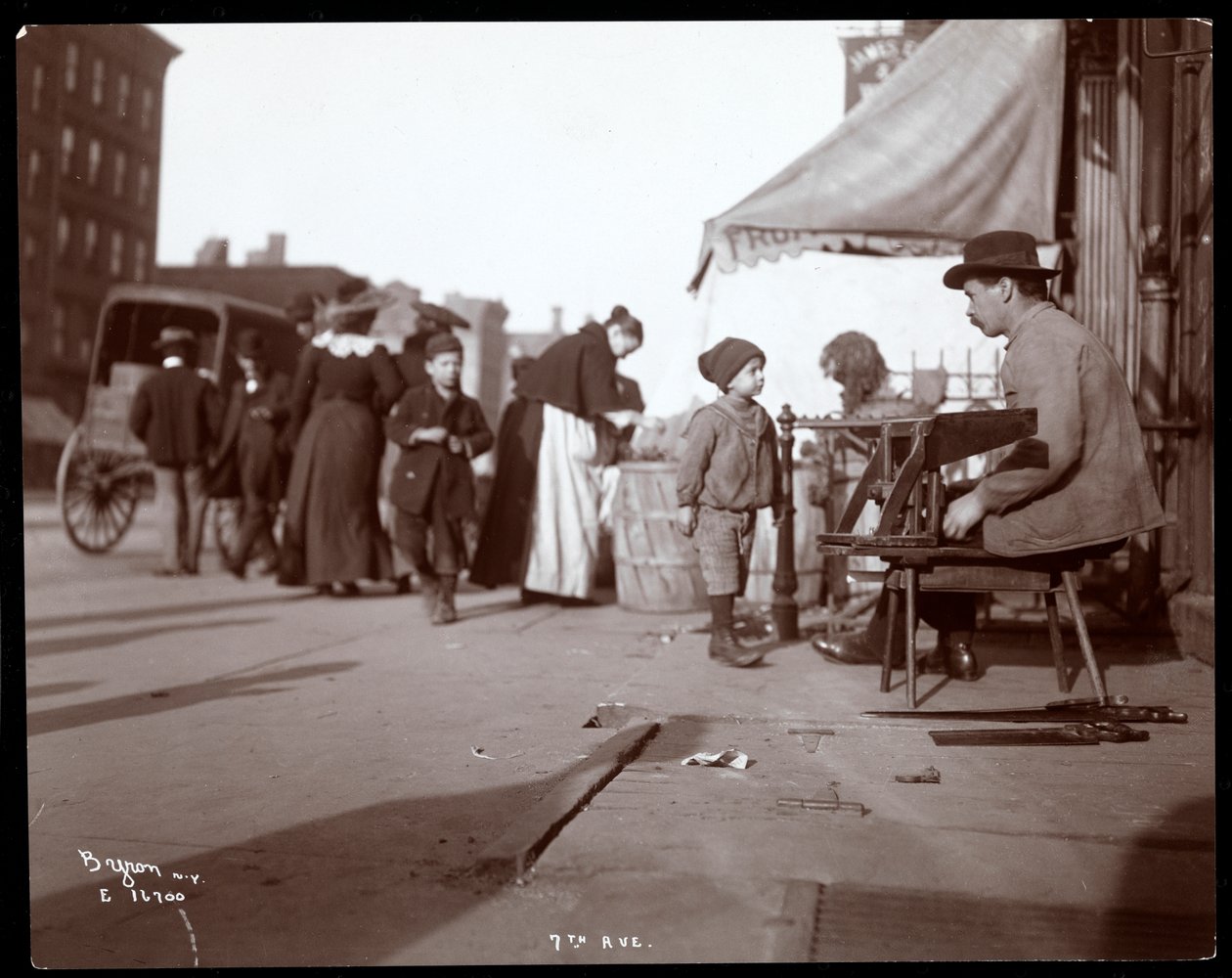 Egy házaló kereskedő látképe a 7. sugárúton, New York, 1903 (ezüstzselatinos nyomat) alkotó: Byron Company