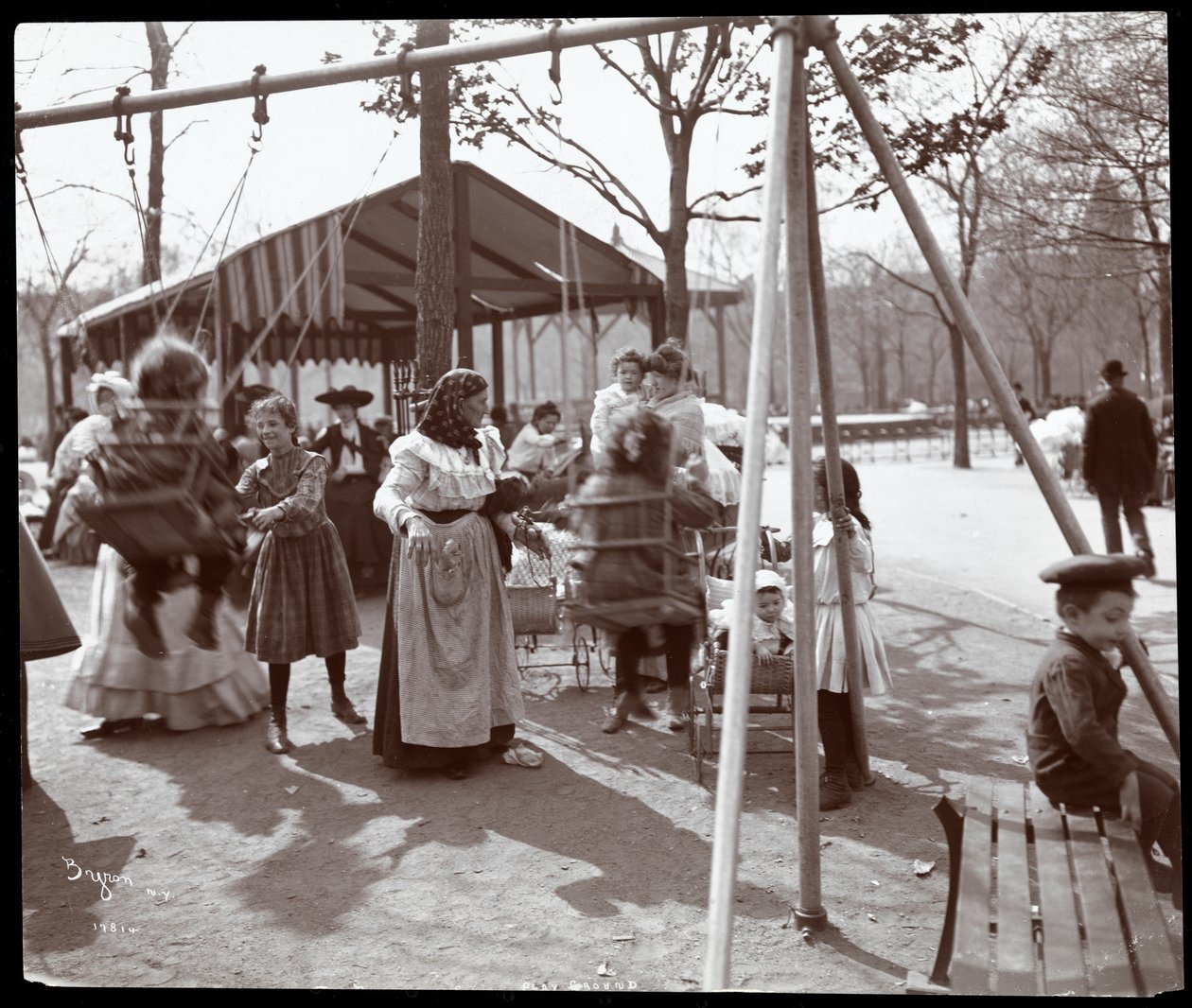Egy nő képe, aki gyerekeket tol a hintákon a Tompkins Square Parkban, az Arbor Day-n, New York, 1904 (ezüst zselatin nyomat) alkotó: Byron Company