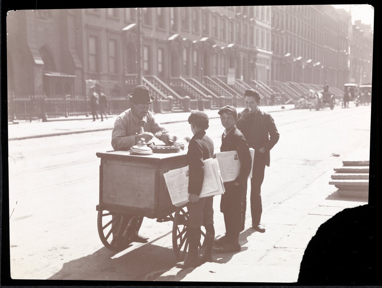 Nézet egy fagylaltárusról az utcán, három újságosfiúval, akik fagylaltot vásárolnak, New York, 1901 körül (ezüst zselatinos nyomat) alkotó: Byron Company