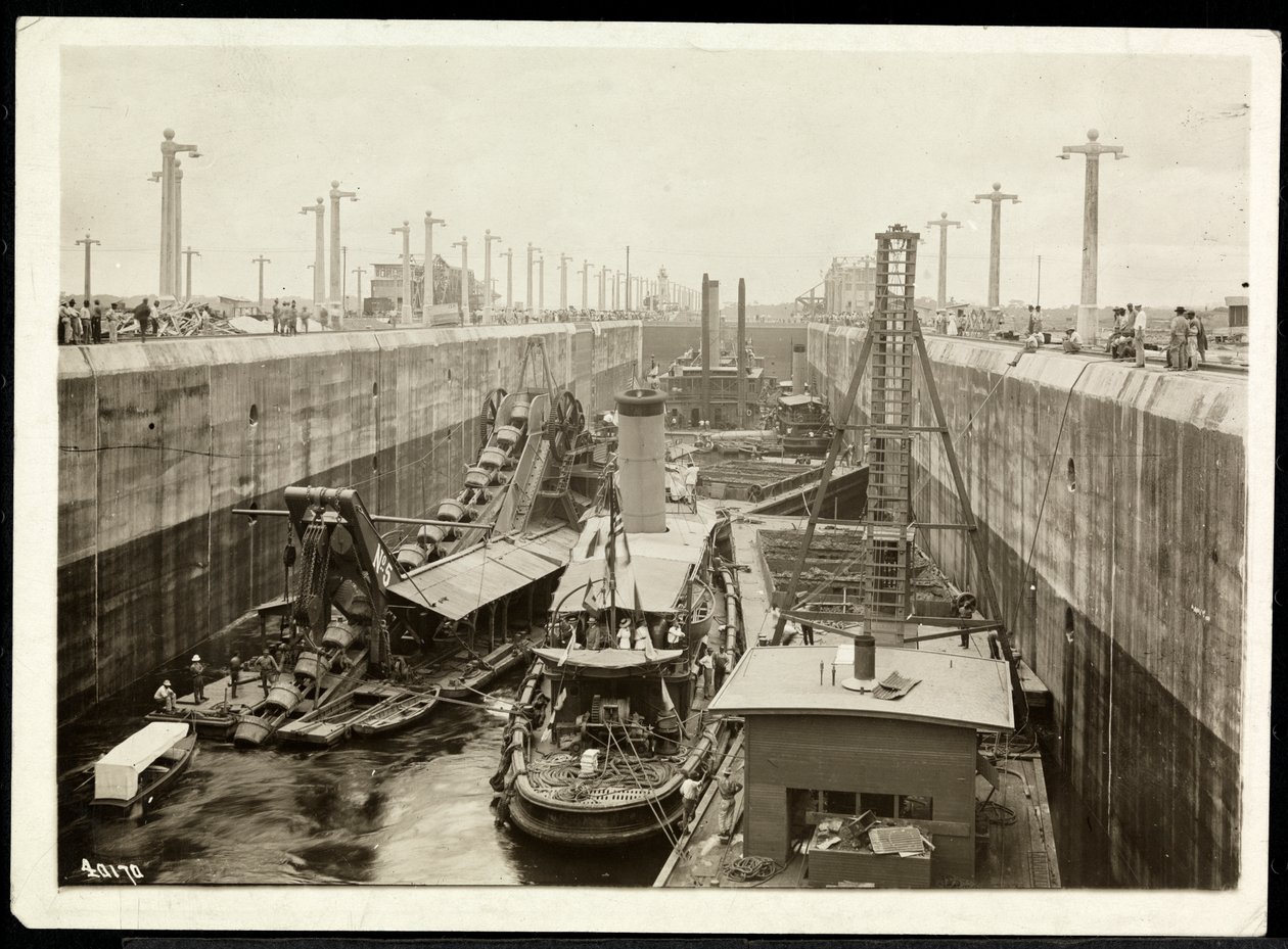 A Panama-csatorna építés alatt álló uszályainak látképe, 1912 vagy 1913 (ezüst zselés nyomat) alkotó: Byron Company