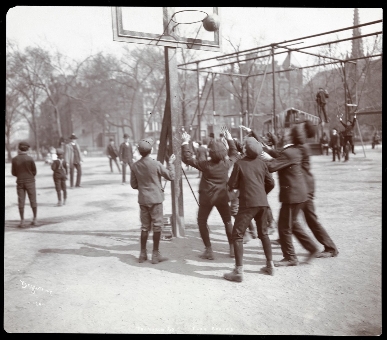 A Tompkins Square Park pályáján kosárlabdázó fiúk képe az Arbor Day-n, New York, 1904 (ezüst zselatin nyomat) alkotó: Byron Company