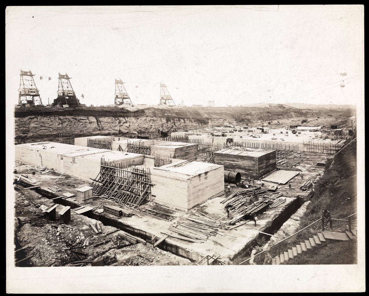 A Panama-csatorna építésének képe betonformákkal és látható ásatással, 1912 vagy 1913 (ezüstzselatin nyomat) alkotó: Byron Company