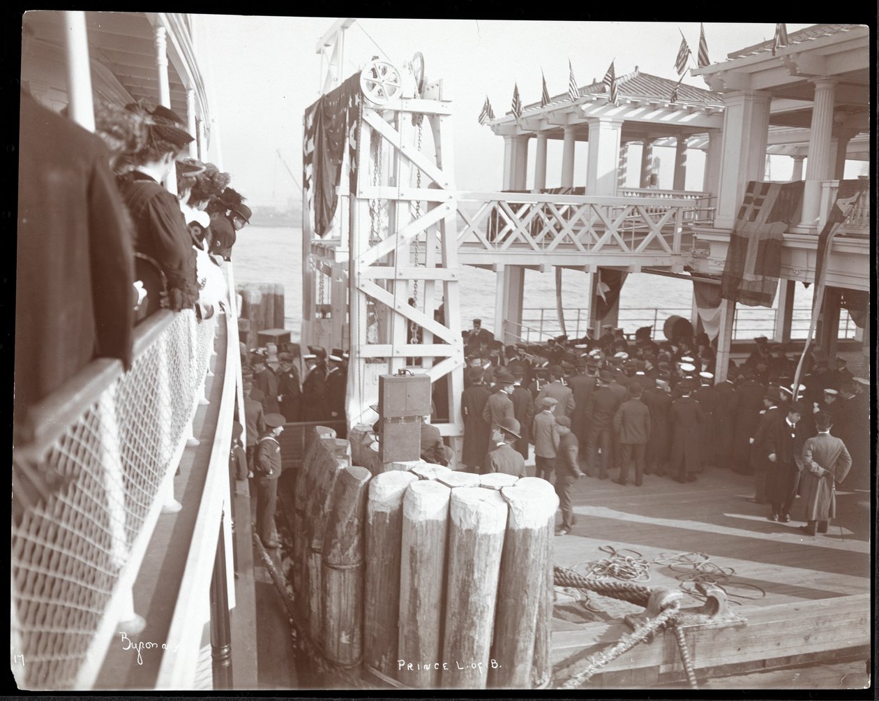 Tömegek látványa a C.W. Morse-on és a 42. utcai kikötőben a Hudson folyón Lajos battenbergi herceg látogatásakor, 1905 (ezüst zselatin nyomat) alkotó: Byron Company