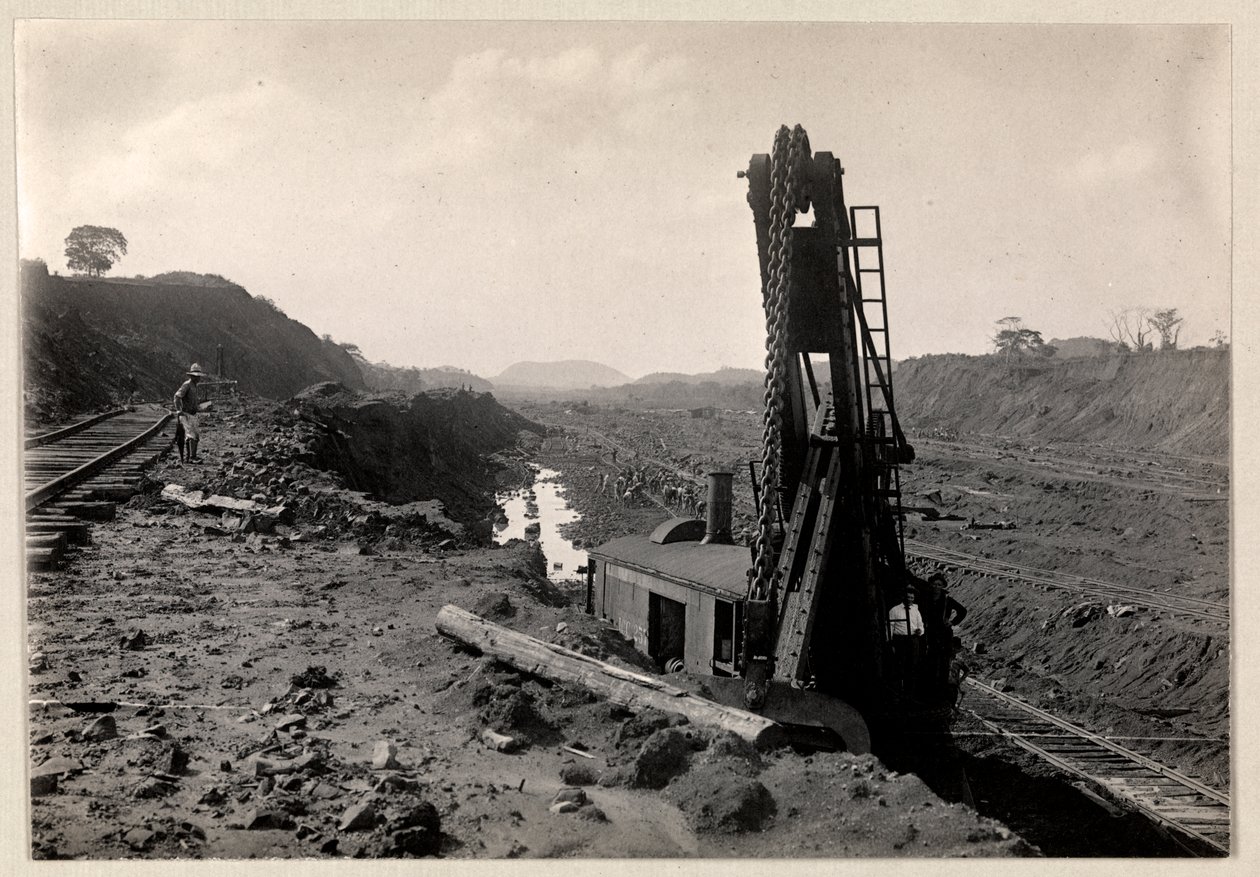 A Panama-csatornát ásó munkások nézete vasúti sínekkel egy árkon keresztül, és valamiféle ásógép az előtérben, 1912 vagy 1913 (ezüst zselatin nyomat) alkotó: Byron Company