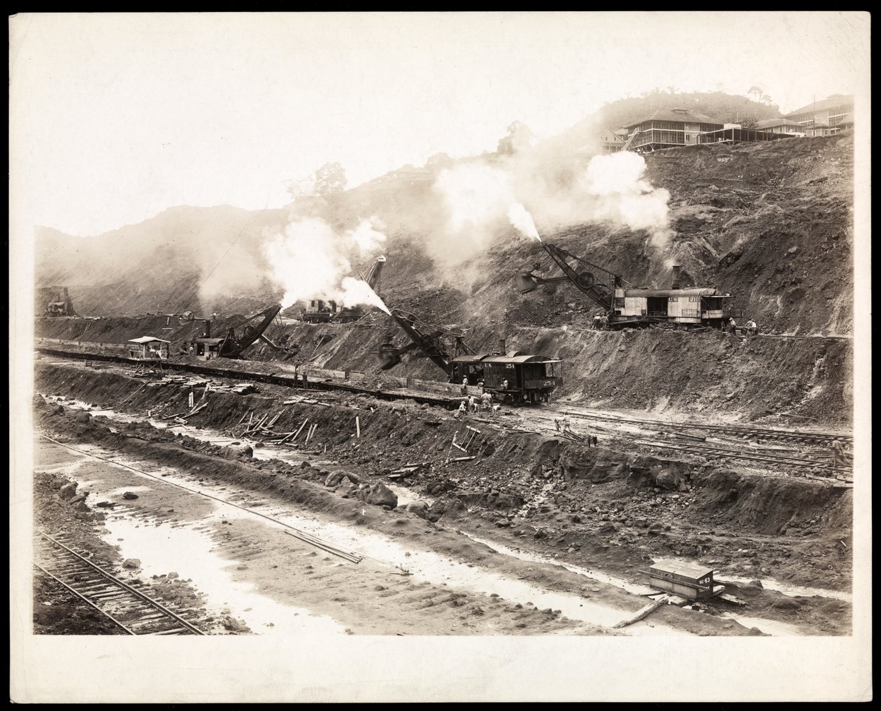 A Panama-csatorna építésén dolgozó nagy ásógépek képe, 1912 vagy 1913 (ezüst zselatin nyomat) alkotó: Byron Company