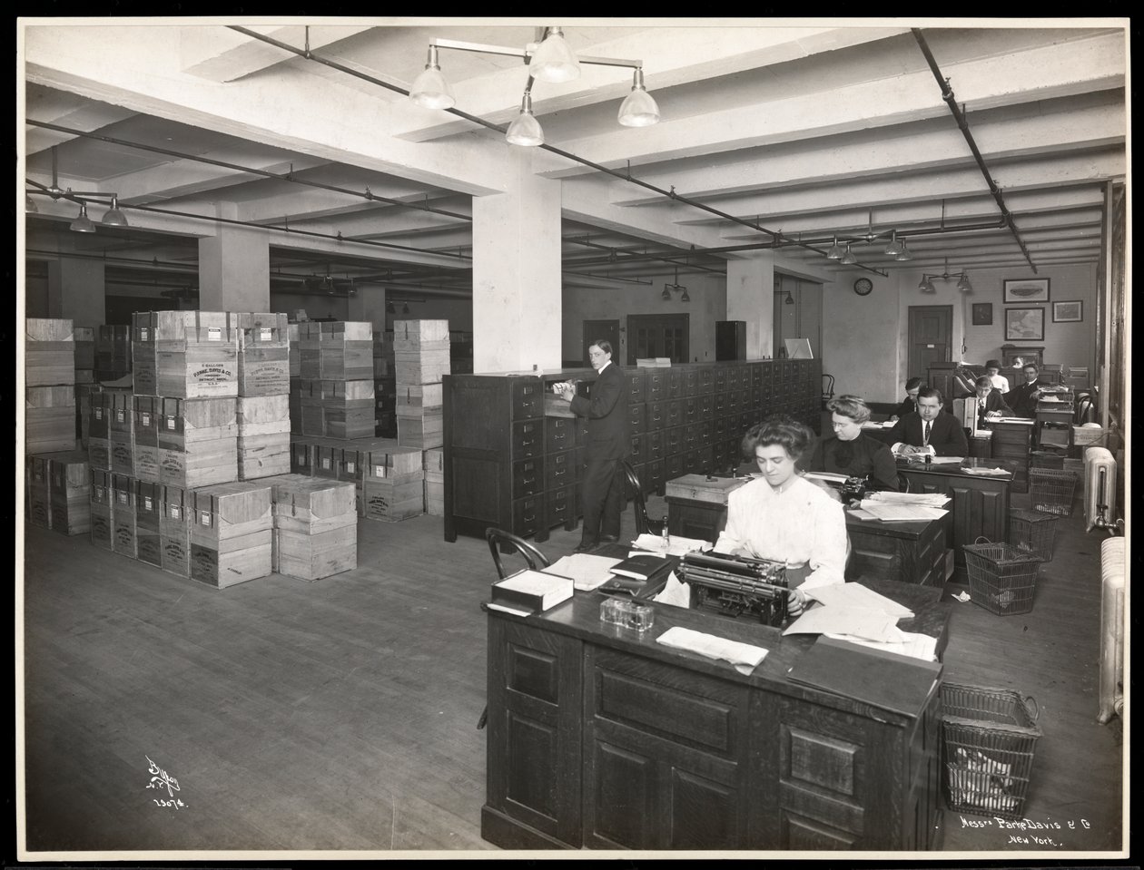 Férfiak és nők íróasztalain a Parke, Davis und Co., chemists, Hudson und Vestry Streets, New York-i, 1910-es, 1910-es, egy hajózási helyiségben (ezüst zselatin nyomat) alkotó: Byron Company
