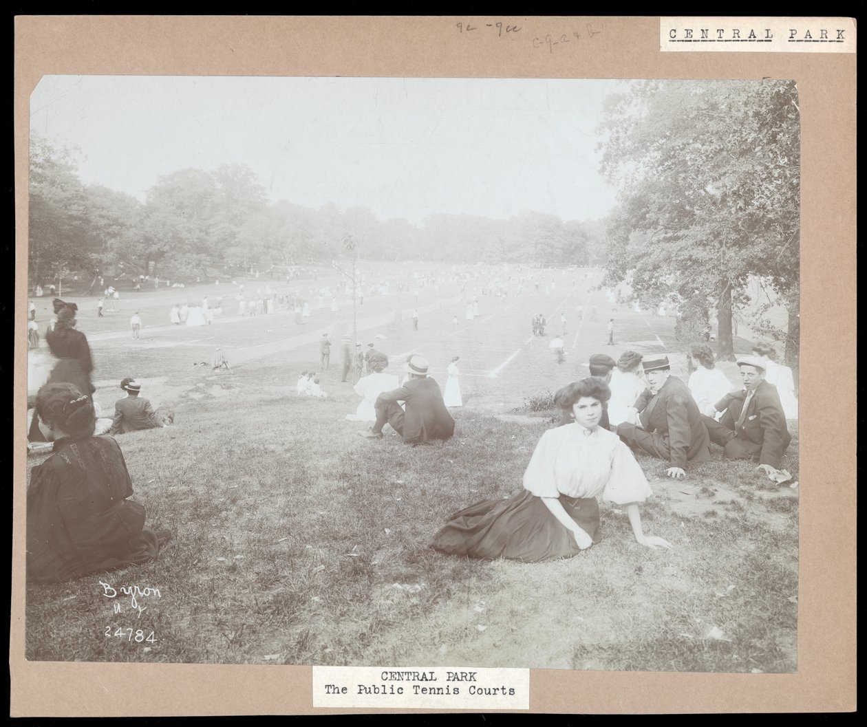 Férfiak és nők füvön ülve, és gyeppályás teniszt néznek a New York-i Central Parkban, 1917 körül (ezüst zselatin nyomat) alkotó: Byron Company