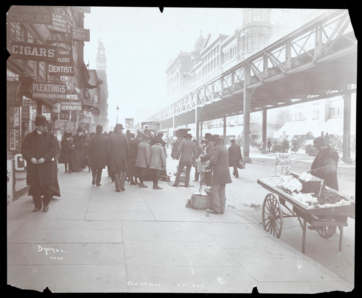 Játékokat és datolyát árusító árusok képe a 6th Avenue-n karácsonykor, New York, 1903 (ezüst zselatin nyomat) alkotó: Byron Company