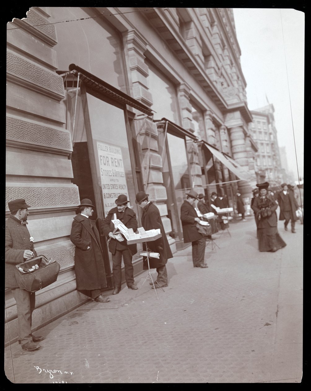 Játékokat és egyéb tárgyakat árusító árusok képe a Fuller vagy Flatiron épület előtt a Broadway, 5th Avenue és 23rd Street, New Yorkban, 1895 körül (ezüst zselatin nyomat) alkotó: Byron Company