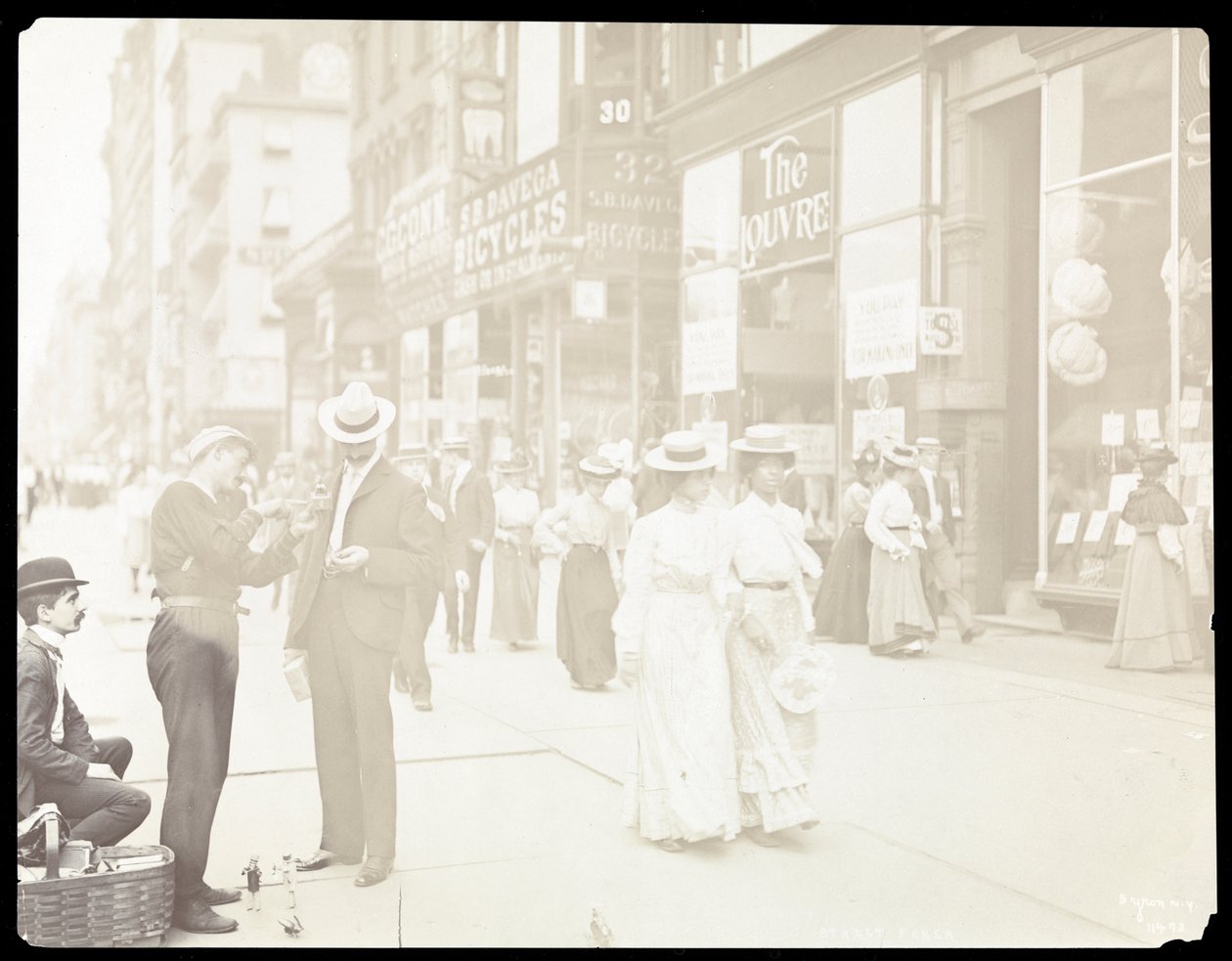 Az utcán játékokat árusító árusok képe, New York, 1902 (ezüst zselatin nyomat) alkotó: Byron Company