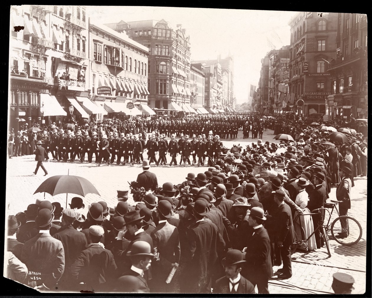 A rendőrség felvonulása egy New York-i rendőrségi felvonuláson, New York, 1898 (ezüst zselatin nyomat) alkotó: Byron Company