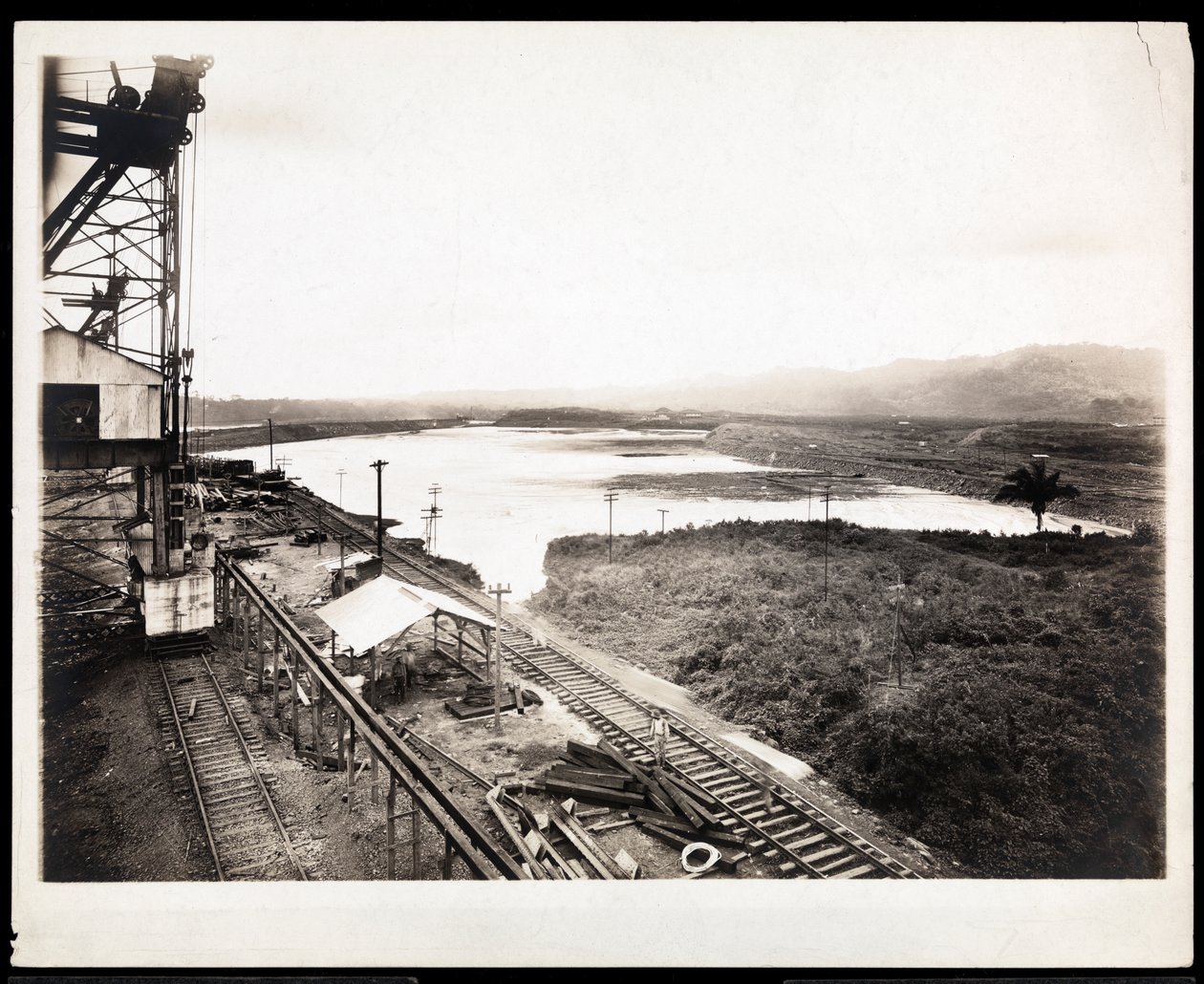 Kilátás a vasúti sínekre és a gépekre a Panama-csatorna építésénél, 1912 vagy 1913 (ezüst zselatin nyomat) alkotó: Byron Company