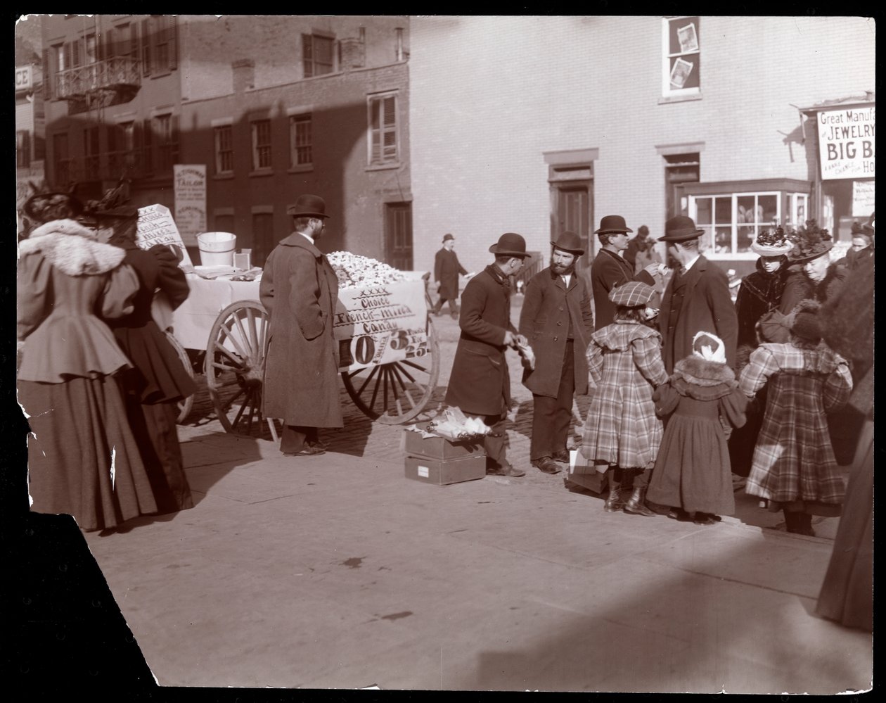 Francia vegyes édességet és egyéb árukat árusító utcai árusok képe a 6th Avenue közelében, New York, 1895 körül (ezüst zselatin nyomat) alkotó: Byron Company