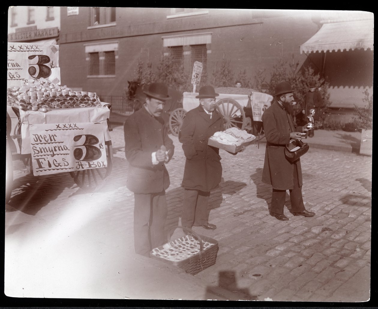 Fügét és egyéb árukat árusító utcai árusok képe a 6th Avenue közelében, New York, 1903 körül (ezüst zselatin nyomat) alkotó: Byron Company