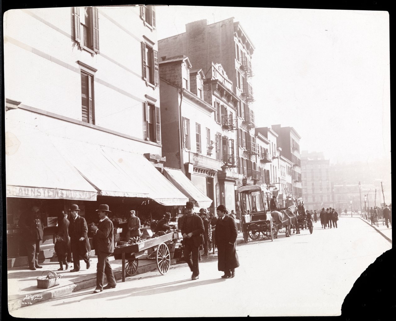Gyümölcsöt árusító utcai árusok képe, New York, 1898 (ezüst zselatin nyomat) alkotó: Byron Company