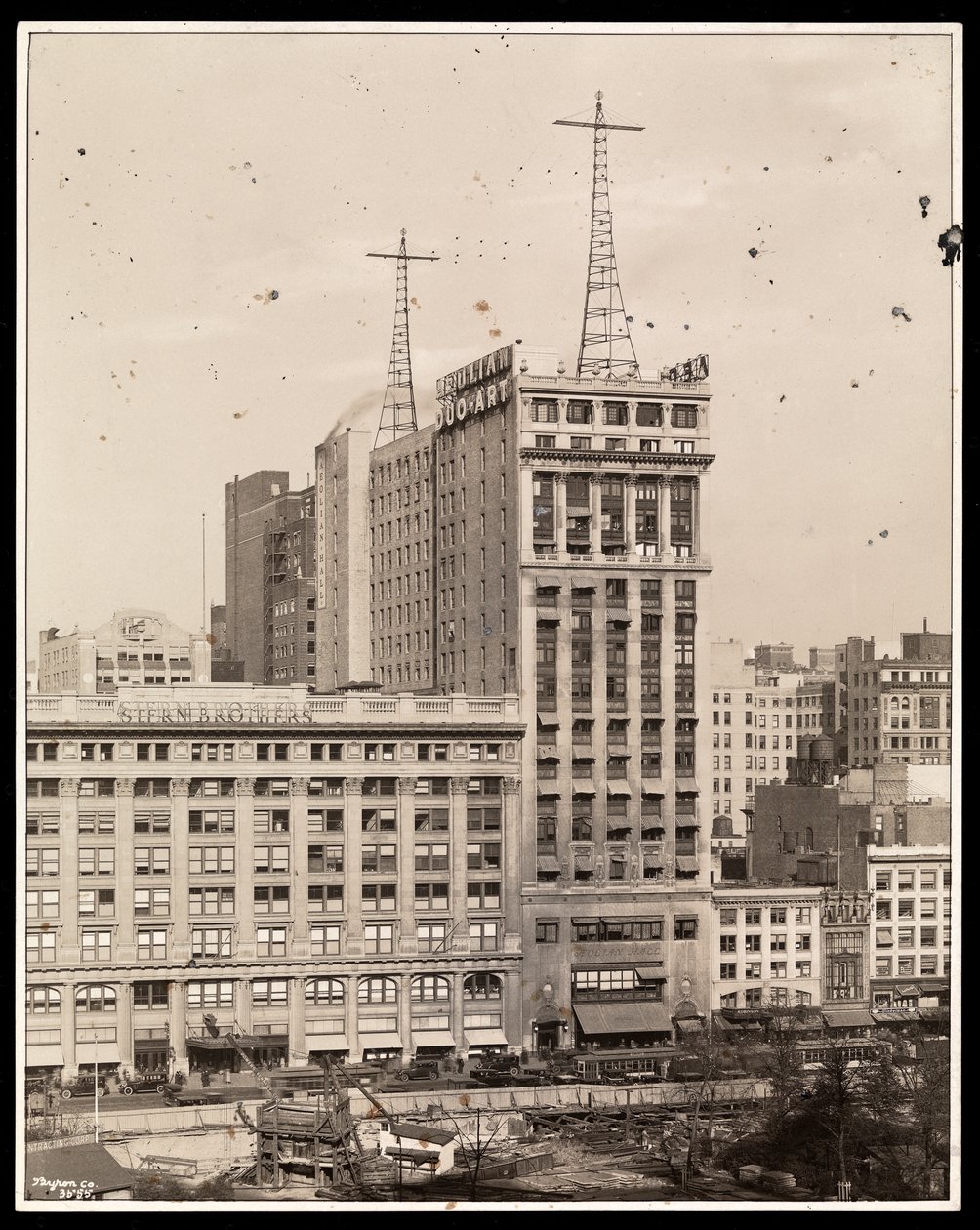 Kilátás az Aeolian Buildingre a Bryant Park felett, 29 West 42nd Street, New York, 1924 (ezüst zselatin nyomat) alkotó: Byron Company