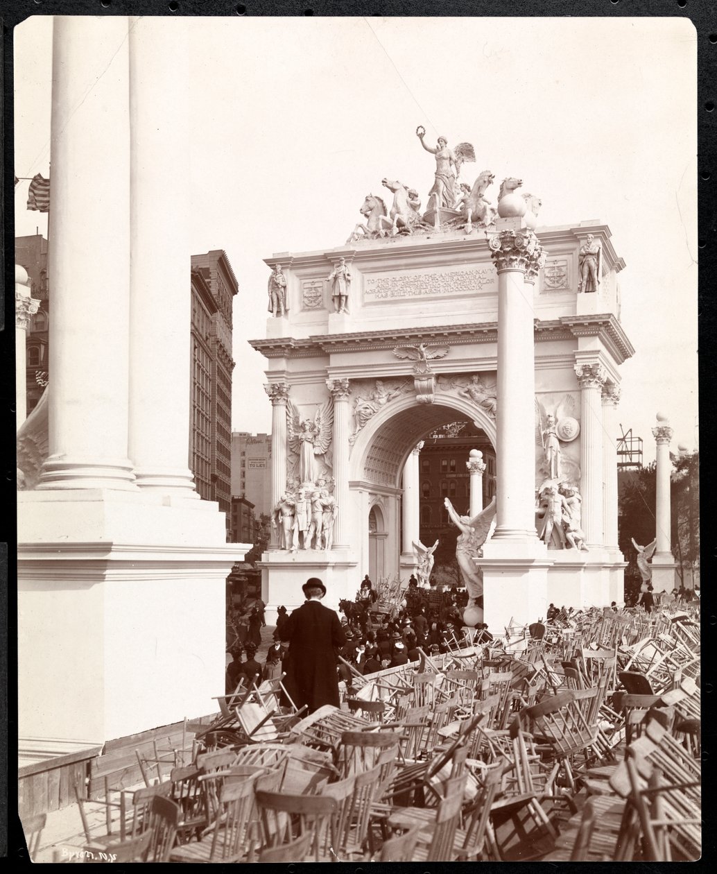 Kilátás a Dewey Archra az 5th Avenue-nál és a Madison Square-ről a Dewey Parade után, New York, 1899 (ezüst zselatin nyomat) alkotó: Byron Company