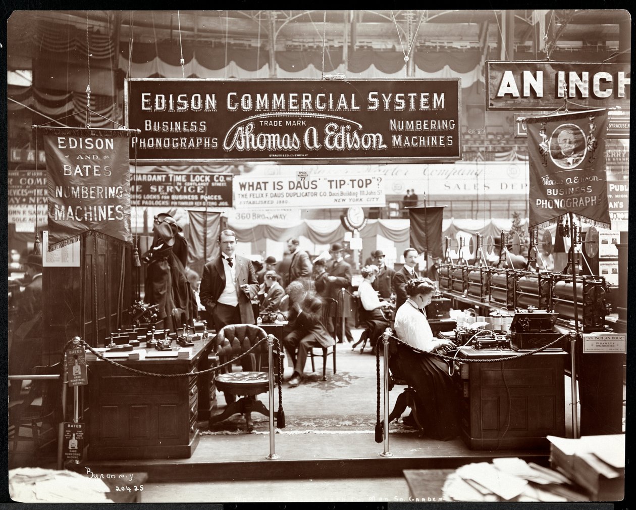 Kilátás az Edison Co. irodai berendezéseket kínáló standjára egy kereskedelmi kiállításon a Madison Square Gardenben, New York, 1906 (ezüst zselatin nyomat) alkotó: Byron Company