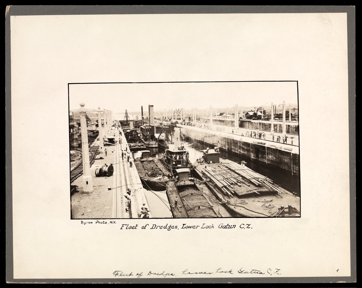 Kilátás a Panama-csatorna Gatun-zsilipjére, építkezés közben, 1912 vagy 1913 (ezüst zselatin nyomat) alkotó: Byron Company