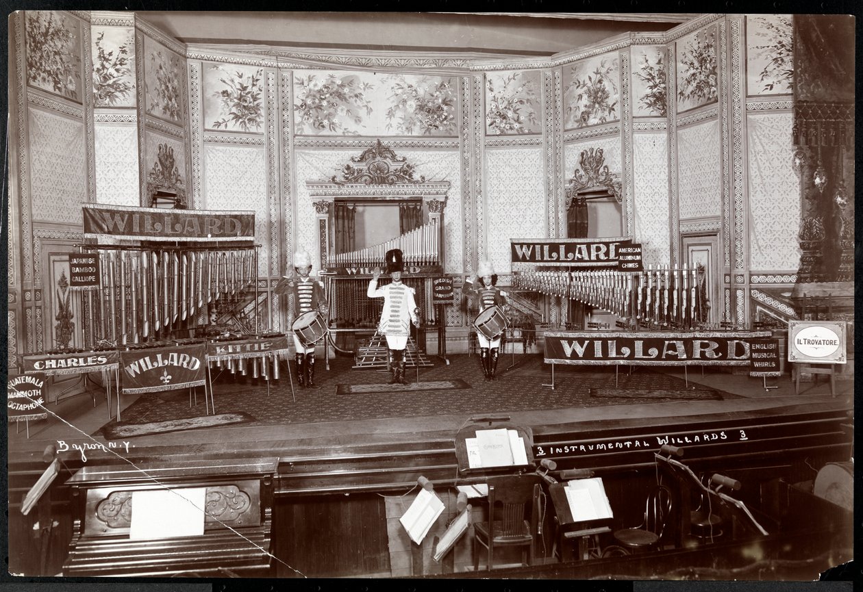 A hangszeres Willardok látványa, jelmezben, egyedi hangszerekkel teli színpadon, New York, 1907 (ezüstzselatinos nyomat) alkotó: Byron Company