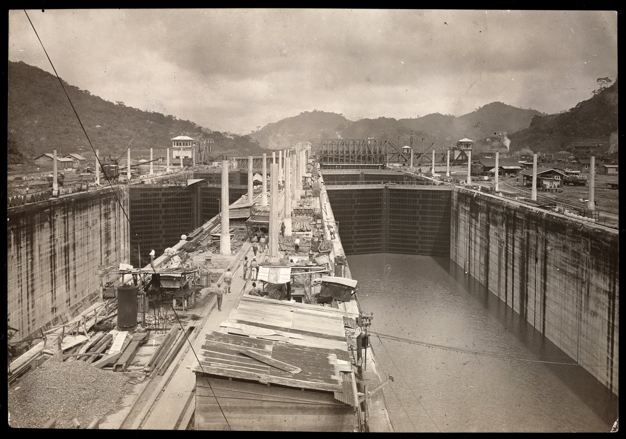 Kilátás a Pedro Miguel-zsilipről a Panama-csatorna építése közben, 1912 vagy 1913 (ezüst zselatin nyomat) alkotó: Byron Company