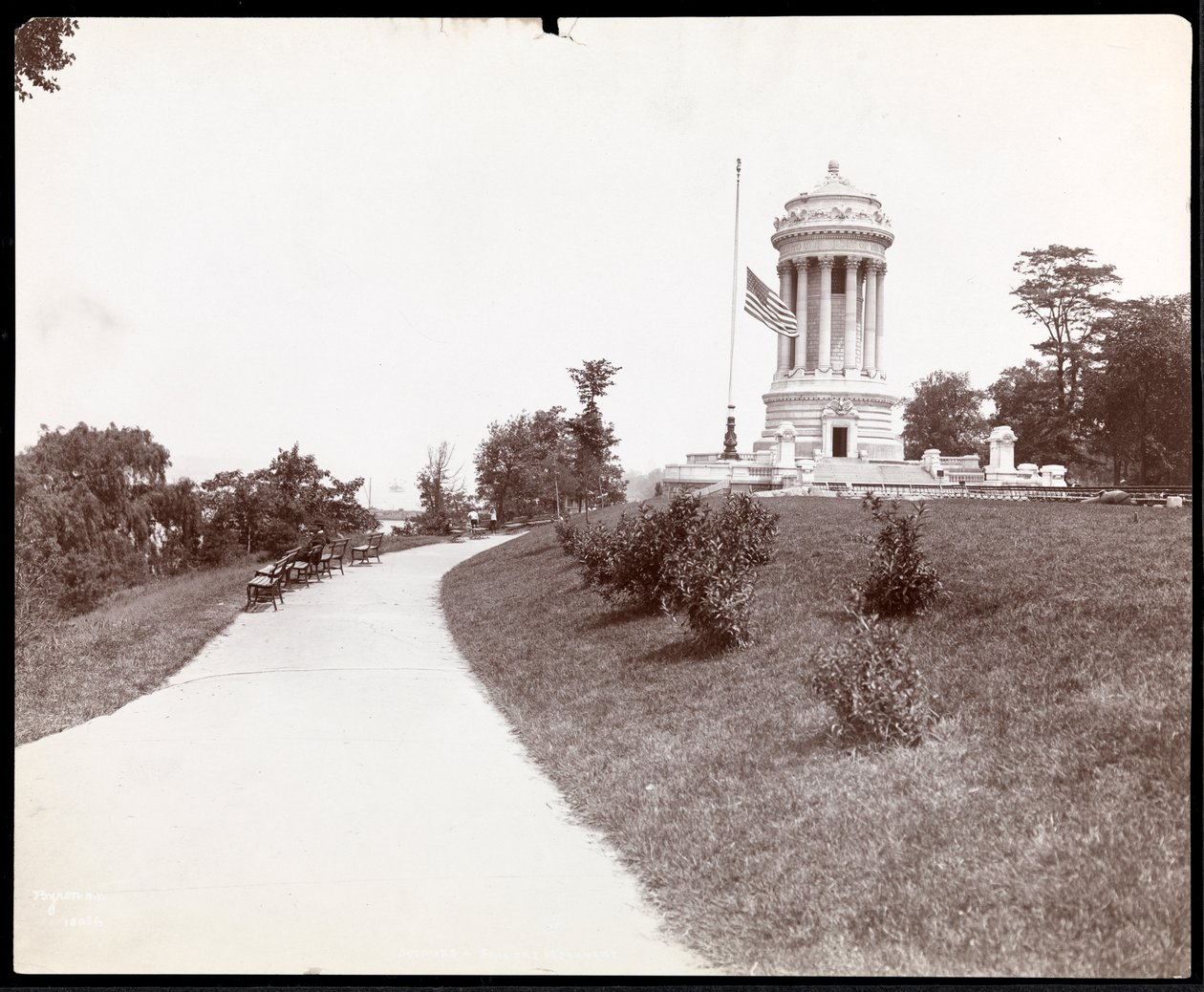 Kilátás a katonák és tengerészek emlékművére és a szomszédos félárboc zászlóra a Riverside Parkban, New Yorkban, 1904 (ezüst zselatin nyomat) alkotó: Byron Company