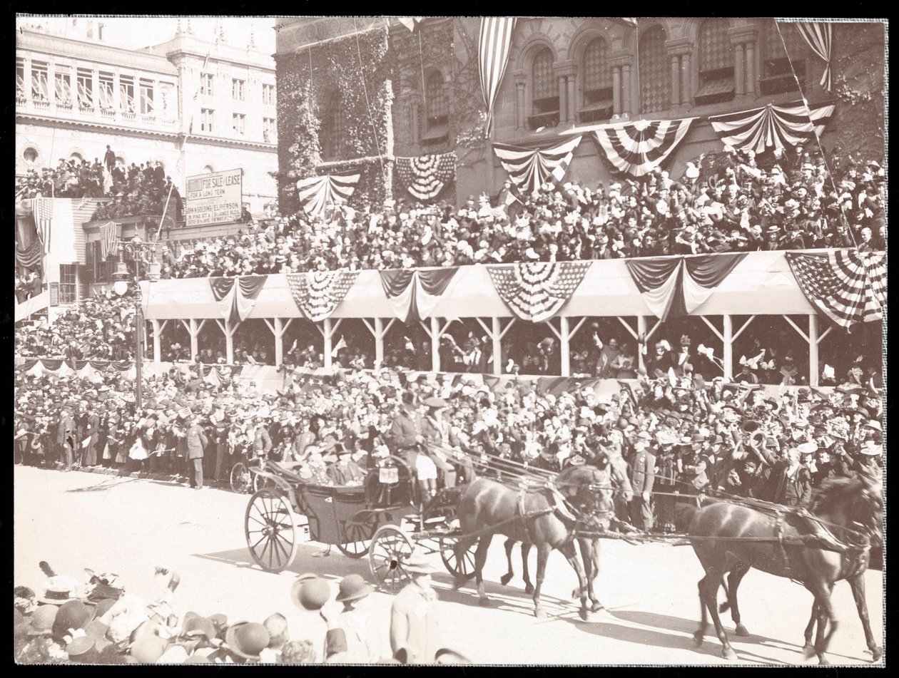 Kilátás a tömegre és egy lovas kocsira a Dewey-felvonuláson a Fifth Avenue-n, New York, 1899 (ezüst zselatin nyomat) alkotó: Byron Company