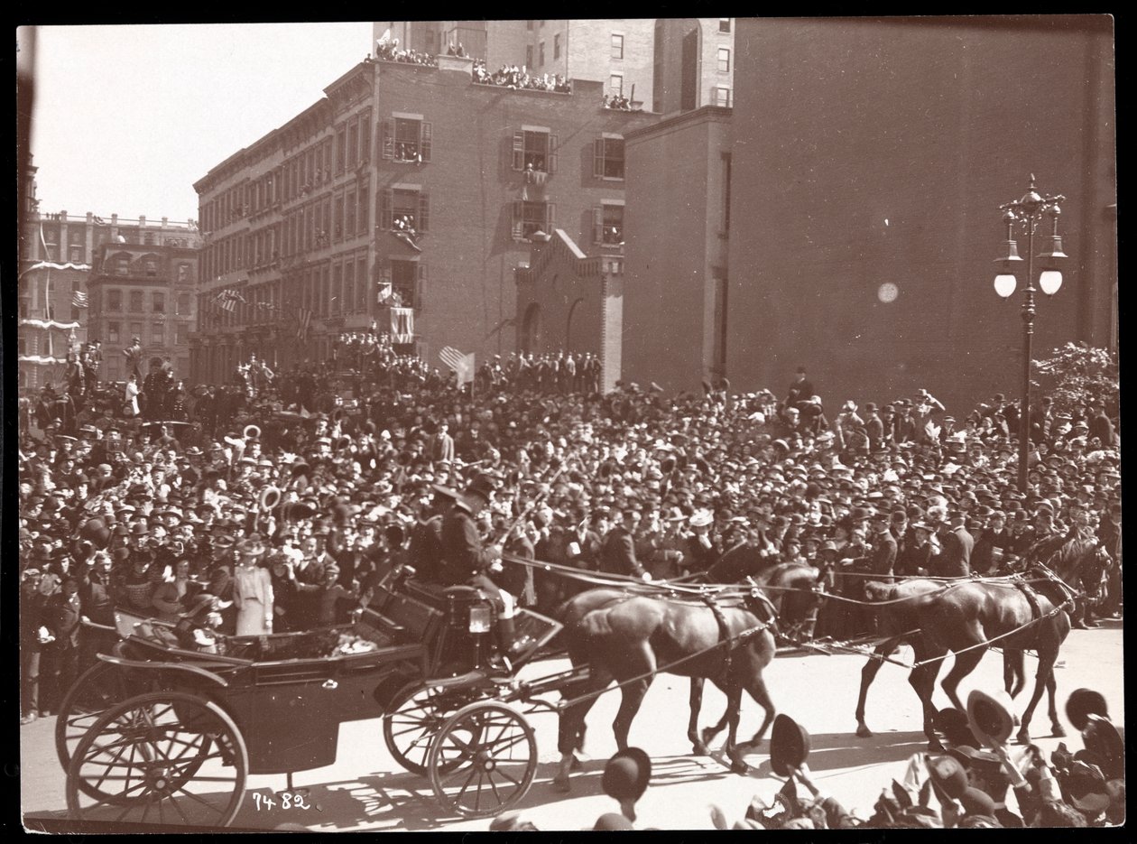 Kilátás a tömegre és egy lovas kocsira a Dewey-felvonuláson a Fifth Avenue-n, New York, 1899 (ezüst zselatin nyomat) alkotó: Byron Company