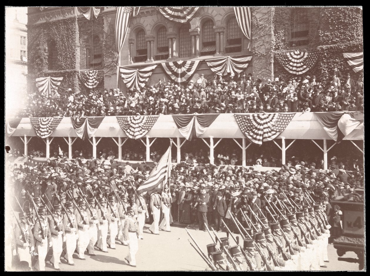 Kilátás a tömegre és egy menetelő katonai csoportra a Dewey-felvonuláson a Fifth Avenue-n, New York, 1899 (ezüst zselatin nyomat) alkotó: Byron Company