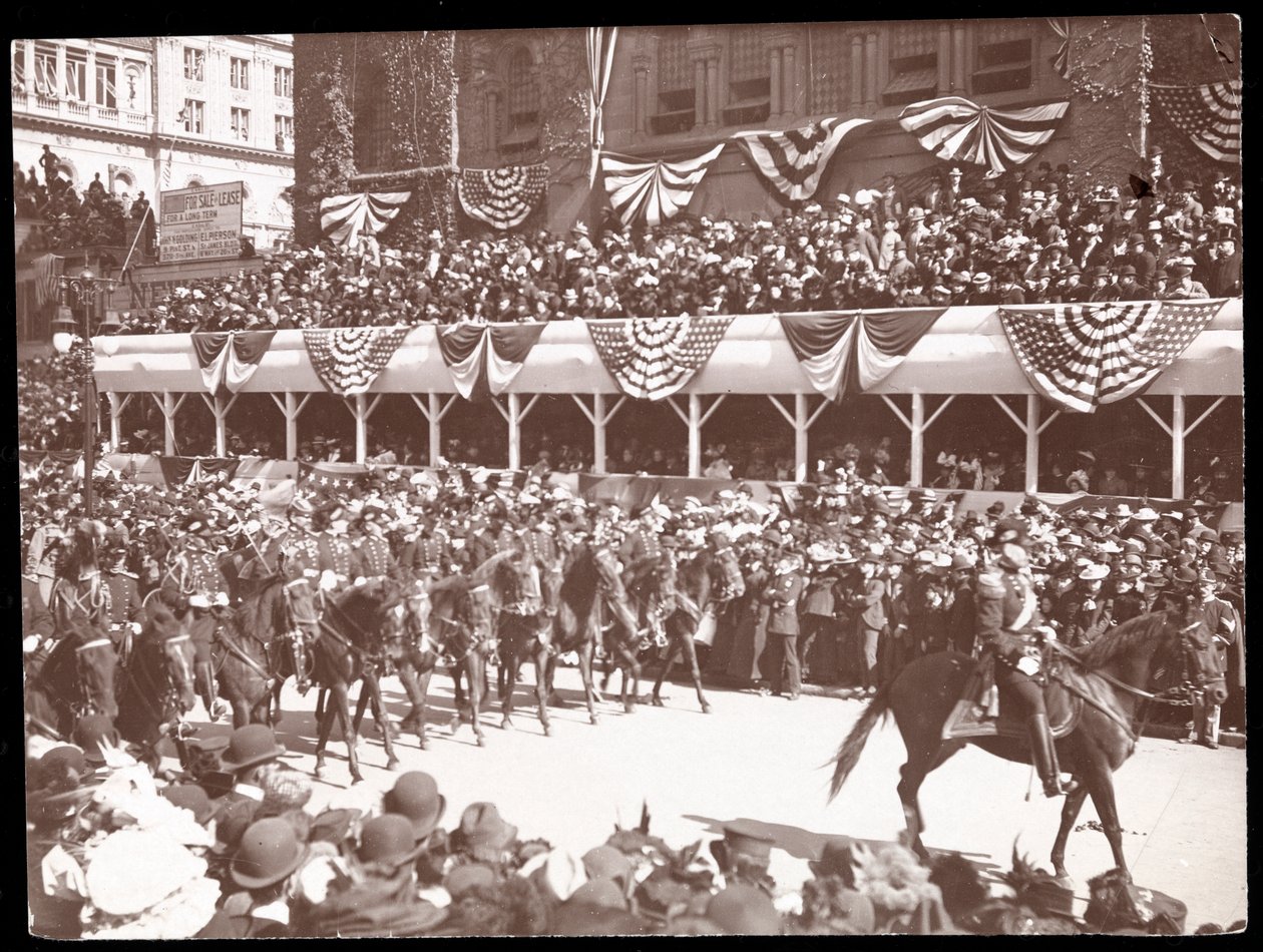 Kilátás a tömegre és egy lovas katonai csoportra a Dewey-felvonuláson a Fifth Avenue-n, New York, 1899 (ezüst zselatin nyomat) alkotó: Byron Company