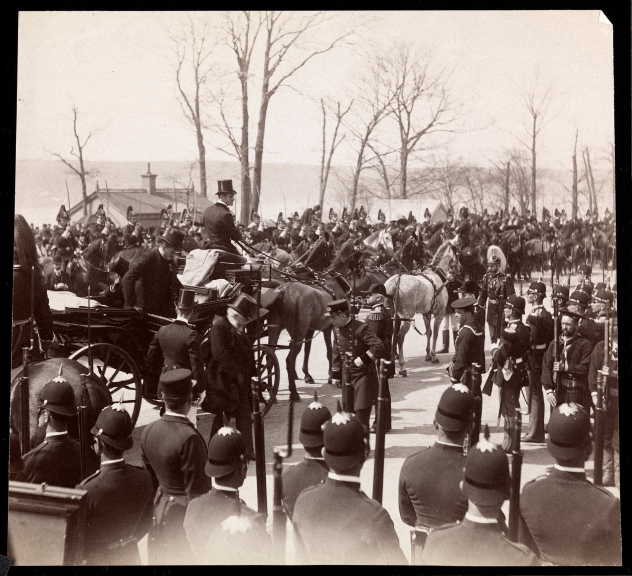 Kilátás a tömegre és a katonákra, akik egy hintót vesznek körül Harrison elnökkel Grant sírjánál, New York államban, 1898 (ezüst zselatin nyomat) alkotó: Byron Company