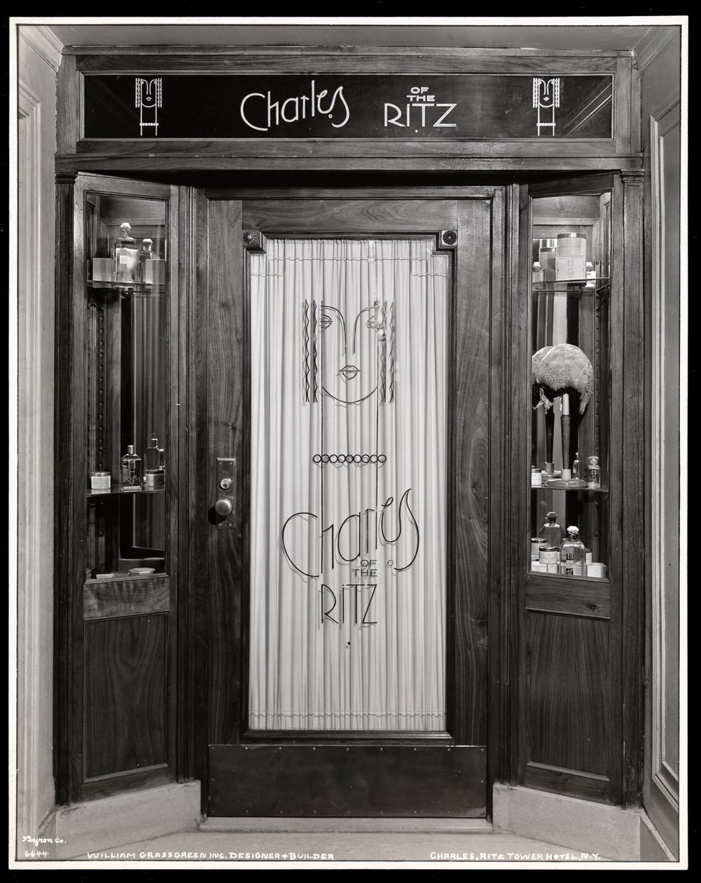 A Charles of the Ritz szépségszalon bejárata a Ritz Tower Hotelben, Park Avenue és 57. utca sarkán, New York, 1932 (ezüst zselatinos nyomat) alkotó: Byron Company