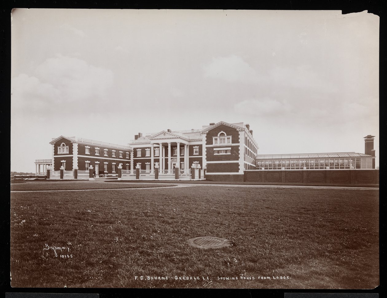 A főépület látképe a páholyból, F.G. Bourne birtokán Oakdale-ben, Long Island, New York, 1900 (ezüst zselatinos nyomat) alkotó: Byron Company