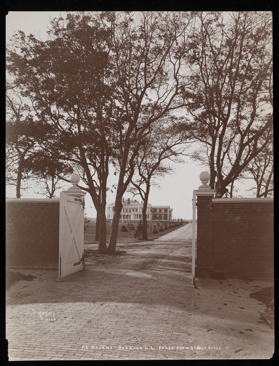 Kilátás a főházra az istállókapuból, F.G. Bourne birtoka Oakdale-ben, Long Island, New York, 1900 (ezüst zselatin nyomat) alkotó: Byron Company