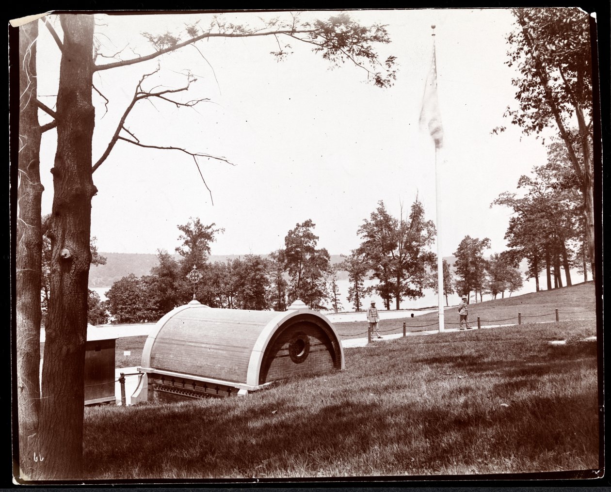 Kilátás az eredeti Grant sírjáról a Riverside Parkban, a Hudson folyó felé néz, New York államban, 1893 körül (ezüst zselatin nyomat) alkotó: Byron Company