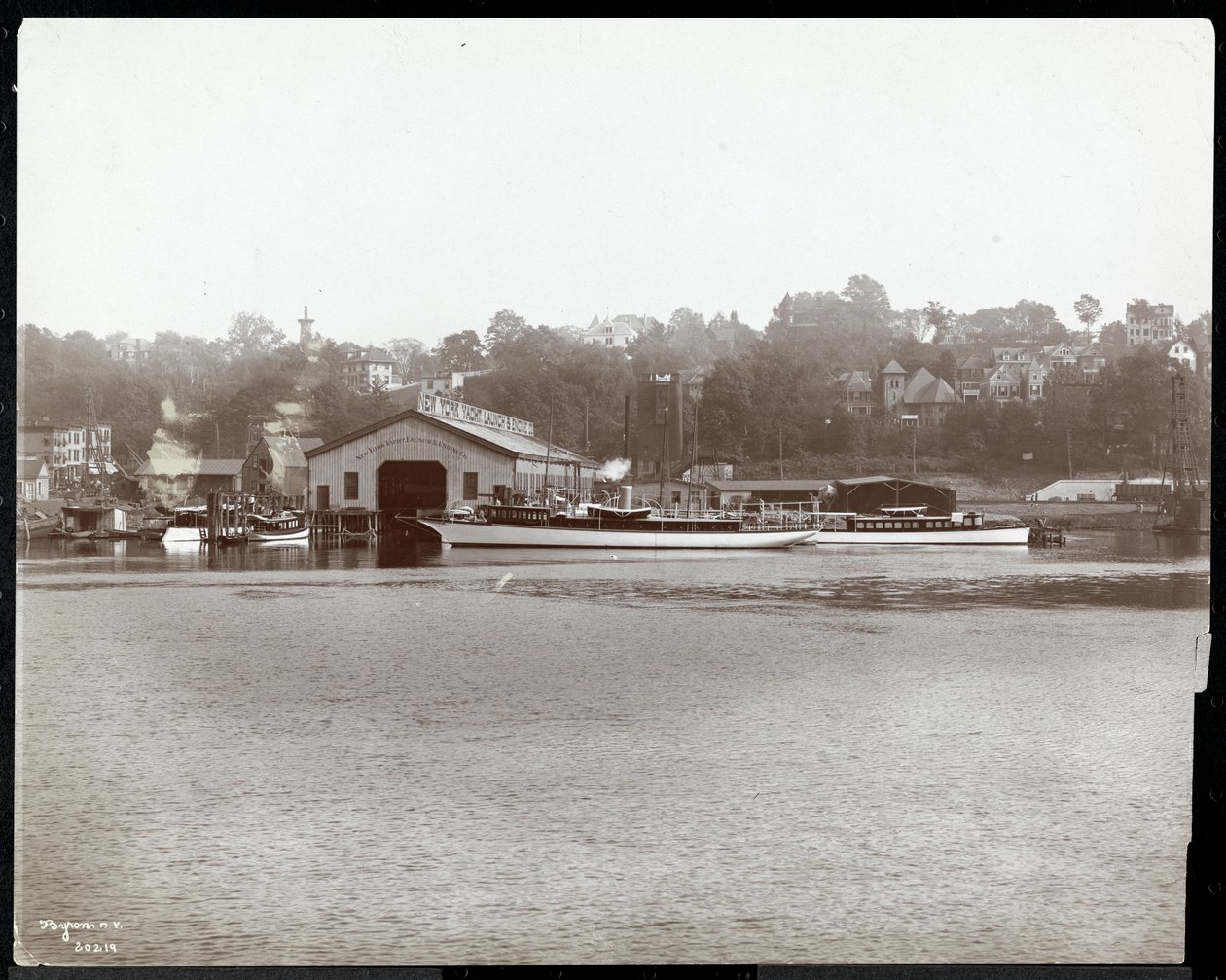 Kilátás a New York Yacht, Launch und Engine Co. mólójára és hajógyáraira a Harlem folyón, New York, 1905 (ezüst zselatin nyomat) alkotó: Byron Company