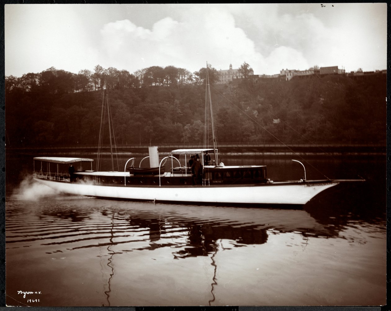 Kilátás a Coronet of the New York Yacht, Launch und Engine Co. jachtról a Harlem folyón, New York, 1905 (ezüst zselatin nyomat) alkotó: Byron Company