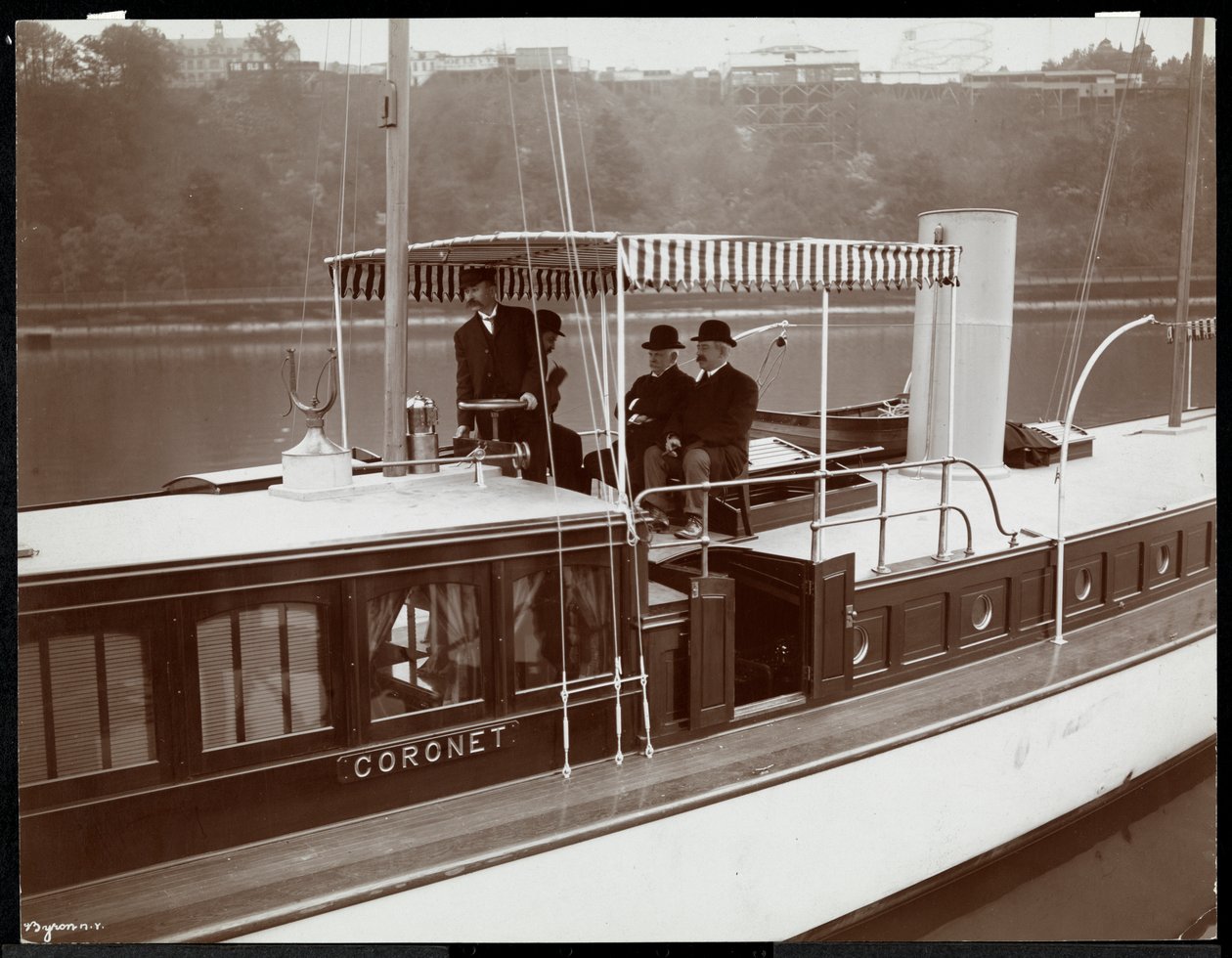 A New York Yacht, Launch und Engine Co. Coronet nevű jachtjának látképe a Harlem folyón, New York, 1905 (ezüstzselatinos nyomat) alkotó: Byron Company