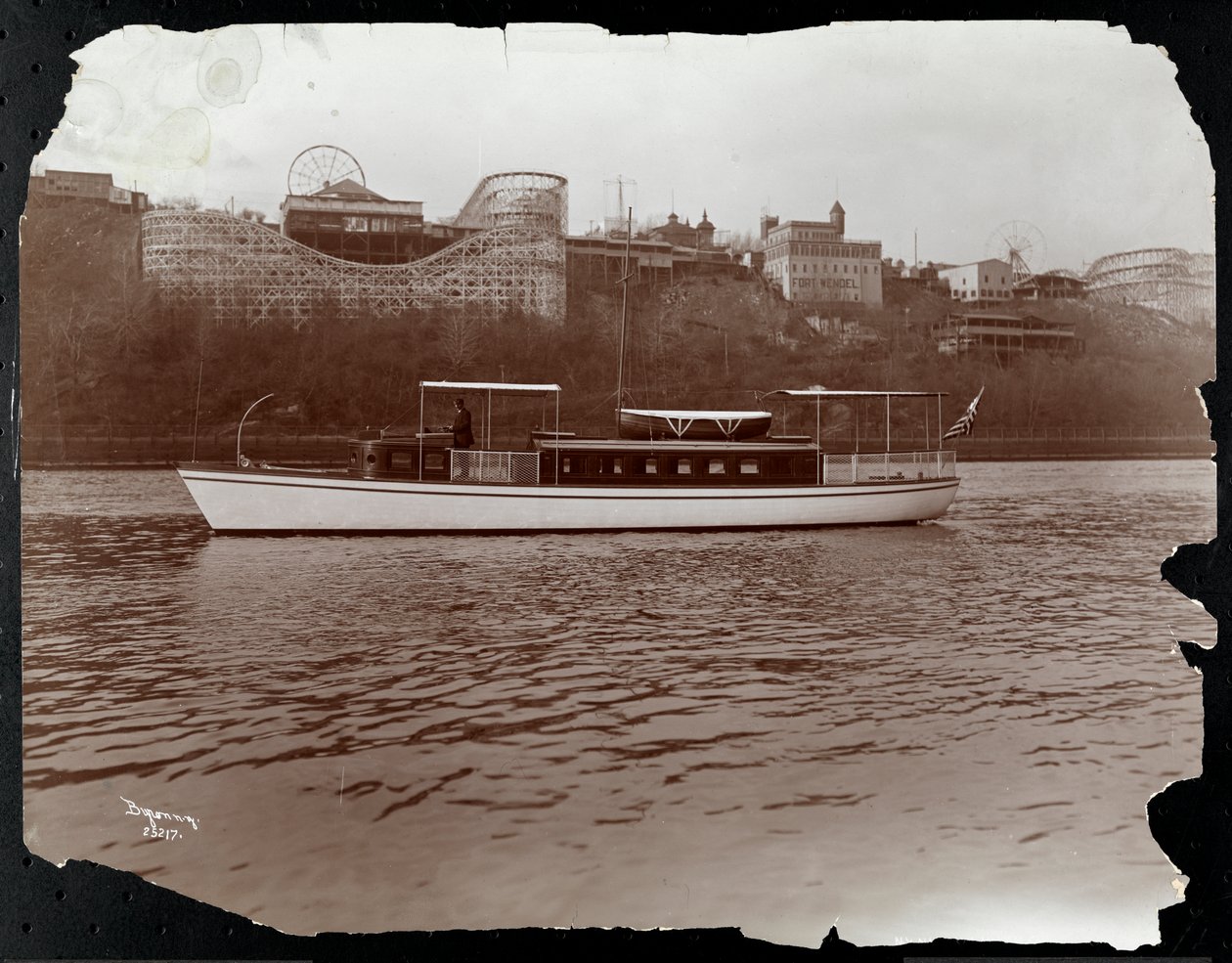 Kilátás a Mousquetaire of the New York Yacht, Launch und Engine Co. jachtról a Harlem folyón, New York, 1905 (ezüst zselatin nyomat) alkotó: Byron Company