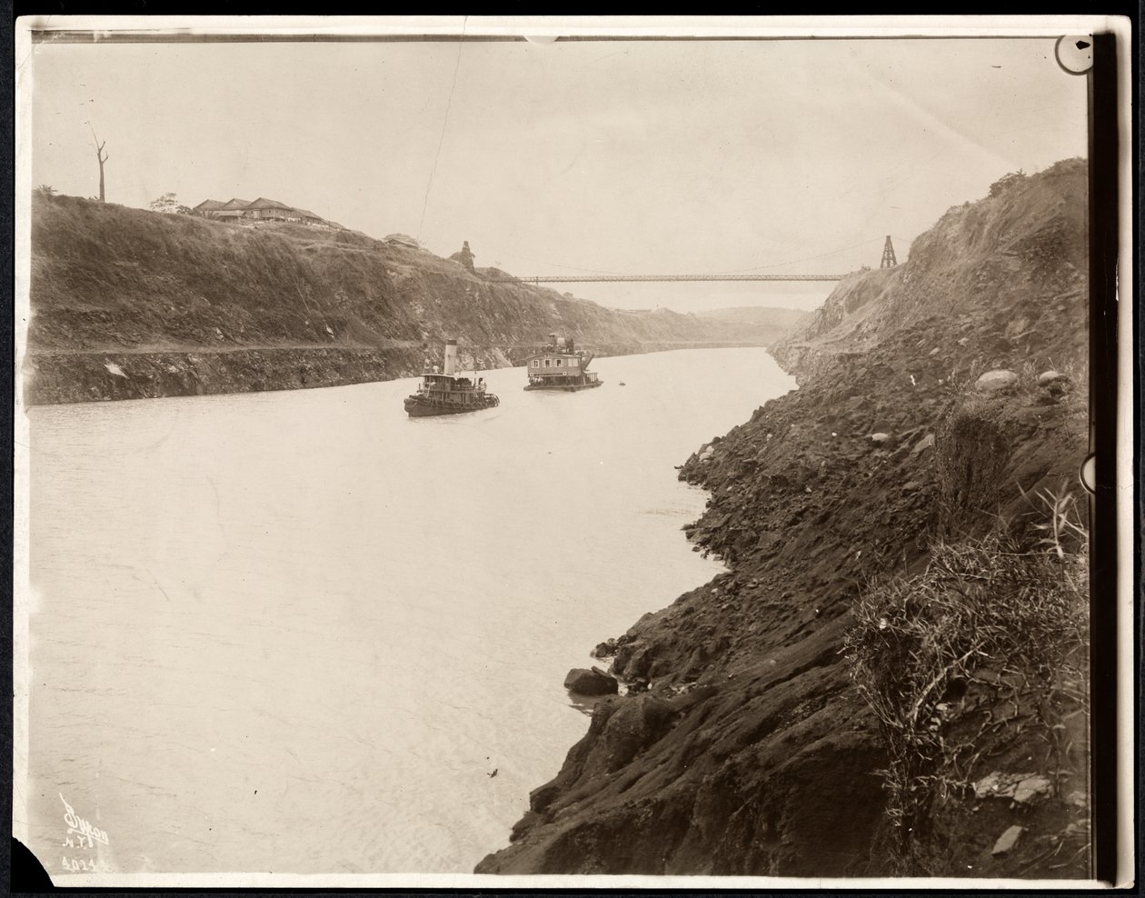 Két hajó kilátása a Panama-csatornában az építés alatt, függőhíddal mögötte, 1913 (ezüstzselatin nyomat) alkotó: Byron Company
