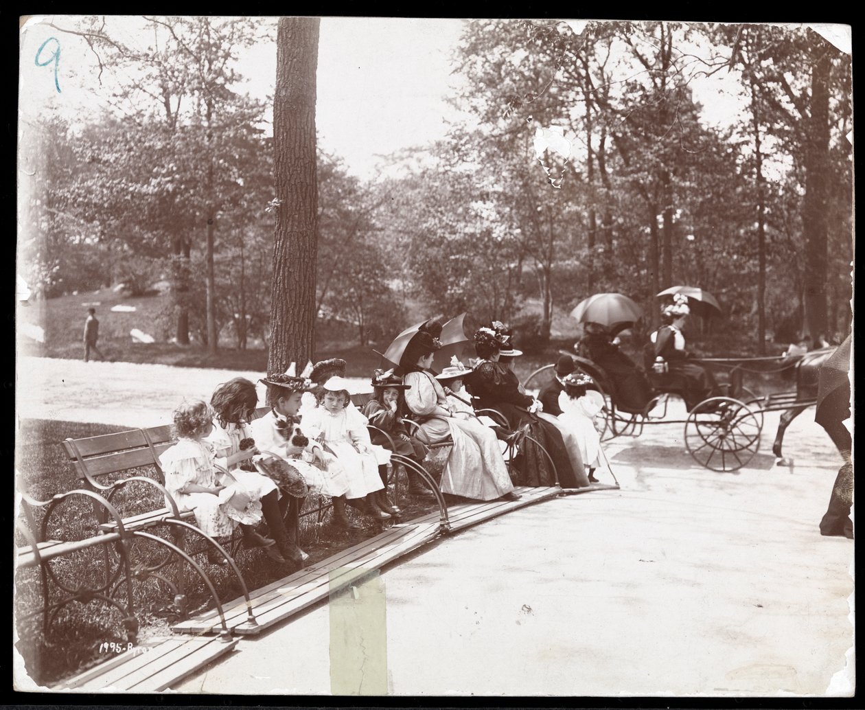 Padon ülő nők és gyerekek képe a New York-i Central Parkban, 1898 (ezüst zselatin nyomat) alkotó: Byron Company