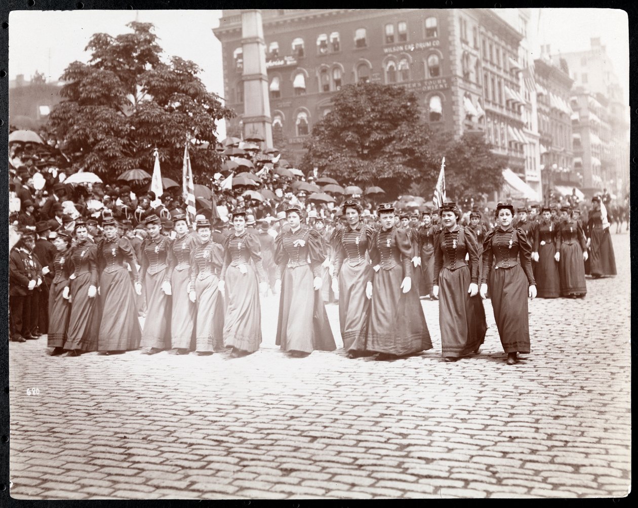 A Köztársasági Nagy Hadsereg lányai felvonulásán felvonuló nők képe, New York, 1895. május (ezüst zselatin nyomat) alkotó: Byron Company