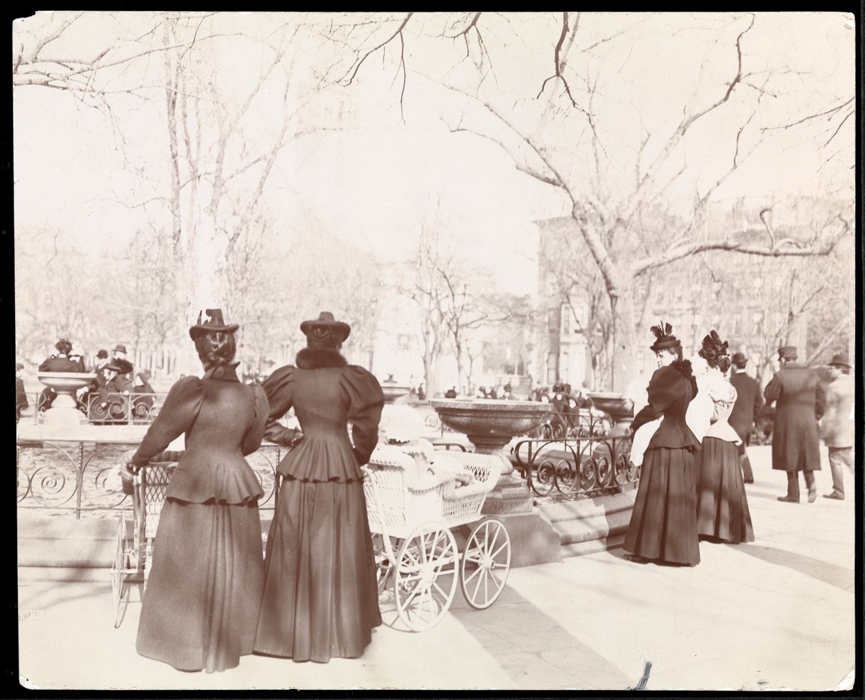 Babakocsis nők képe egy szökőkútnál a Madison Square Parkban, New Yorkban, 1905 körül (ezüst zselatin nyomat) alkotó: Byron Company