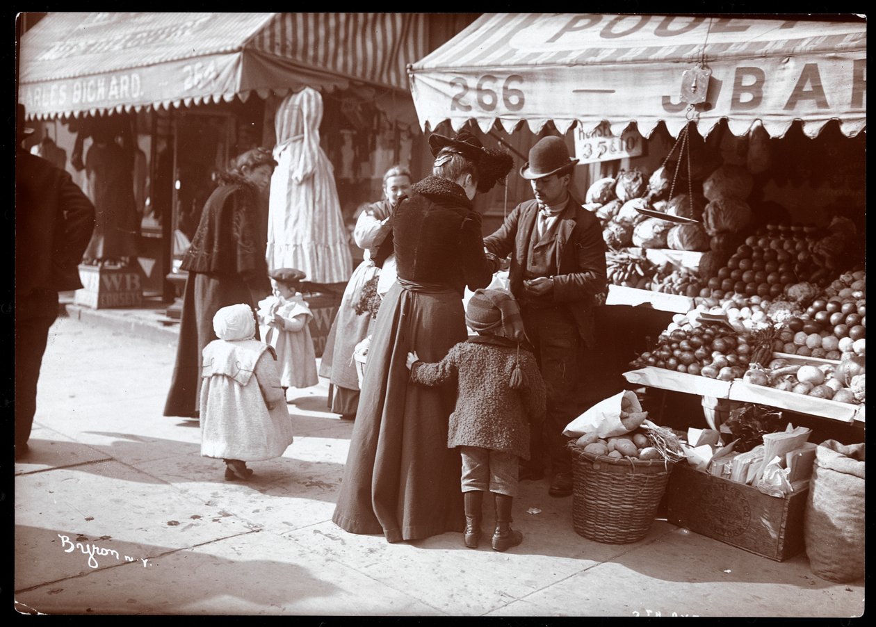 A 266 7th Avenue, New York-i 7th Avenue, 1900 körüli szám alatti zöldség-gyümölcs-standnál vásárló gyerekekkel rendelkező nők képe (ezüst zselatin nyomat) alkotó: Byron Company
